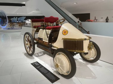 Almanya, Stutgart - 18.05.2022: Stutgart 'taki Porshe Müzesinde klasik güçlü Porsche otomobil.