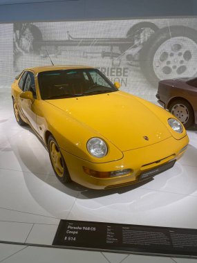 Almanya, Stutgart - 18.05.2022: Stutgart 'taki Porshe Müzesinde klasik güçlü Porsche otomobil.
