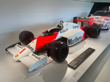 Almanya, Stutgart - 18.05.2022: Stutgart 'taki Porshe Müzesinde klasik güçlü Porsche otomobil.