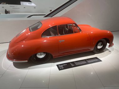 Almanya, Stutgart - 18.05.2022: Stutgart 'taki Porshe Müzesinde klasik güçlü Porsche otomobil.