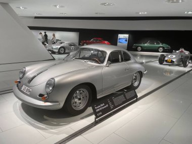 Almanya, Stutgart - 18.05.2022: Stutgart 'taki Porshe Müzesinde klasik güçlü Porsche otomobil.