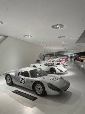 Almanya, Stutgart - 18.05.2022: Stutgart 'taki Porshe Müzesinde klasik güçlü Porsche otomobil.