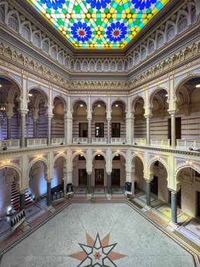 Saraybosna, Bosna-Hersek - 19 06 2022: Saraybosna Belediye Binası mimari iç mimarisi ayrıntıları.