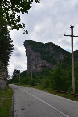 Yaz mevsiminde muhteşem doğal ve manzaralı dağ manzarasının manzara fotoğrafı..