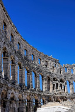Pula, Hırvatistan - 07 07 07 2022: Roma döneminden kalma antik duvarların ve Pula 'daki arenanın mimari ayrıntılarının fotoğrafı.