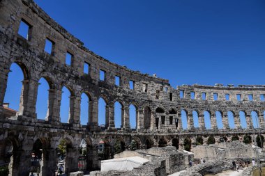 Pula, Hırvatistan - 07 07 07 2022: Roma döneminden kalma antik duvarların ve Pula 'daki arenanın mimari ayrıntılarının fotoğrafı.