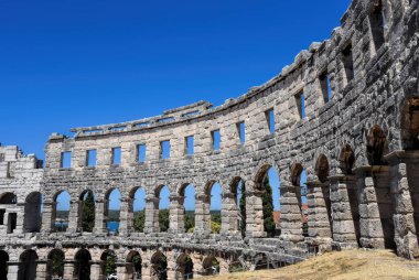 Pula, Hırvatistan - 07 07 07 2022: Roma döneminden kalma antik duvarların ve Pula 'daki arenanın mimari ayrıntılarının fotoğrafı.