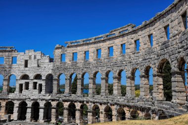 Pula, Hırvatistan - 07 07 07 2022: Roma döneminden kalma antik duvarların ve Pula 'daki arenanın mimari ayrıntılarının fotoğrafı.