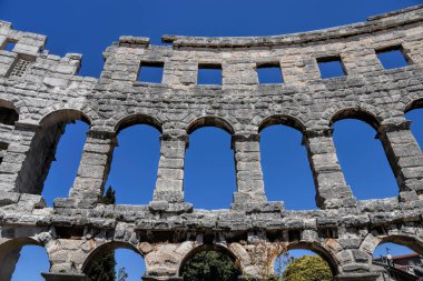 Pula, Hırvatistan - 07 07 07 2022: Roma döneminden kalma antik duvarların ve Pula 'daki arenanın mimari ayrıntılarının fotoğrafı.