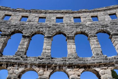 Pula, Hırvatistan - 07 07 07 2022: Roma döneminden kalma antik duvarların ve Pula 'daki arenanın mimari ayrıntılarının fotoğrafı.