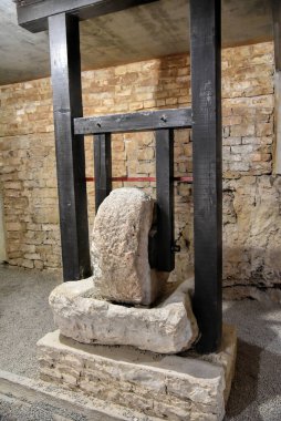 Pula, Hırvatistan - 07 07 07 2022: Eski zeytin fabrikasının müze üstlerinin fotoğrafları.