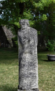 Ostrozac, Cazin, Bosna-Hersek - 07 07 07 2022: Ostrozac 'taki antik Bosna şatosunun kalıntıları.