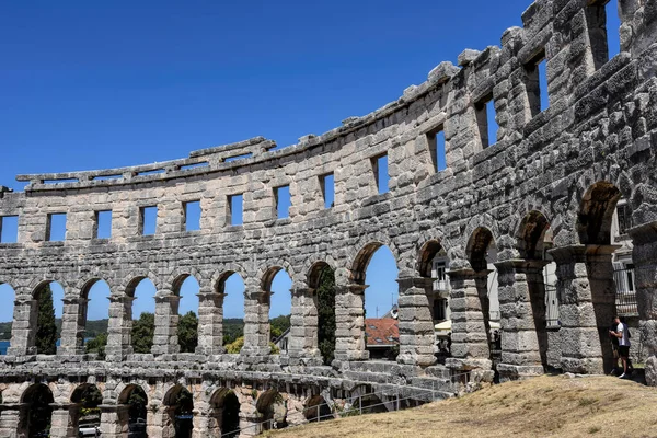 Pula, Hırvatistan - 07 07 07 2022: Roma döneminden kalma antik duvarların ve Pula 'daki arenanın mimari ayrıntılarının fotoğrafı.