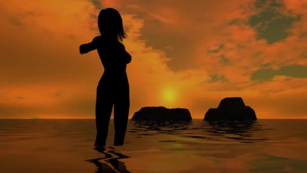 Femme sur la plage au coucher du soleil - silhouette — Video