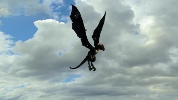 Dragón en vuelo sobre el fondo del cielo — Vídeos de Stock