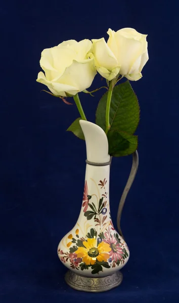 Duas rosas brancas em um vaso decorado — Fotografia de Stock