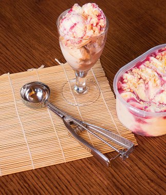 Cam kadeh içinde dondurma servis