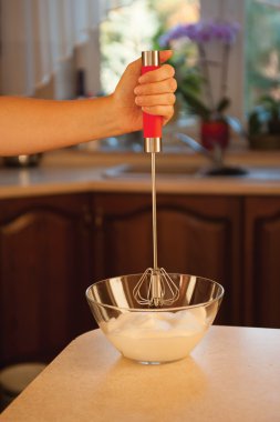 Kadın kırbaçlanan beyaz yumurta