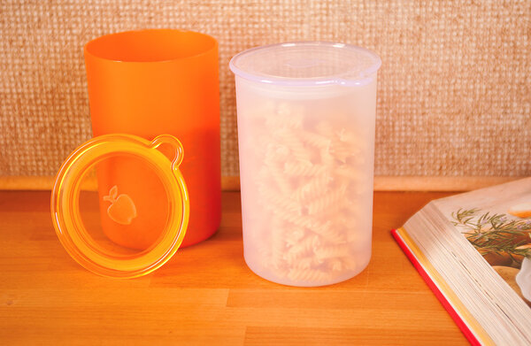 Round plastic containers