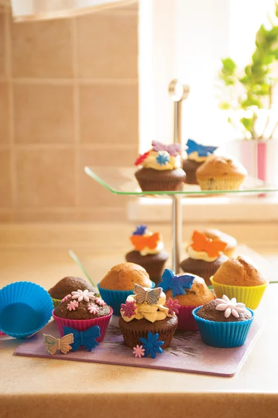 Cupcakes decorados en un puesto de pasteles . — Foto de Stock