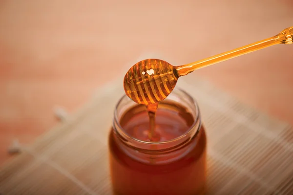 在罐子里的蜂蜜蜂蜜勺子 — 图库照片