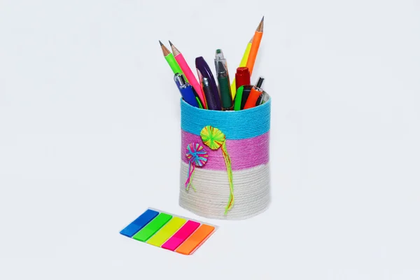 Канцелярские принадлежности с карандашами, ручками, цветными наклейками — стоковое фото