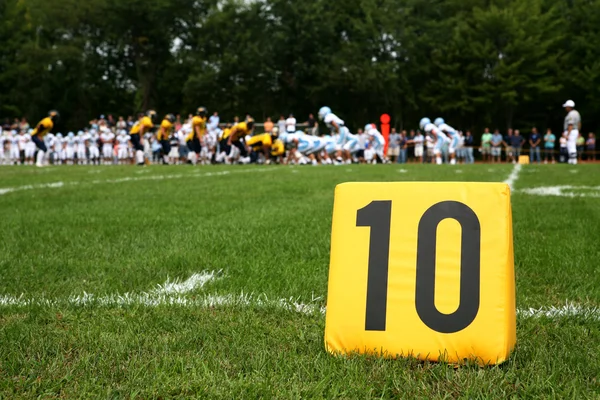 Ten yard marker with play behind — Stock Photo, Image