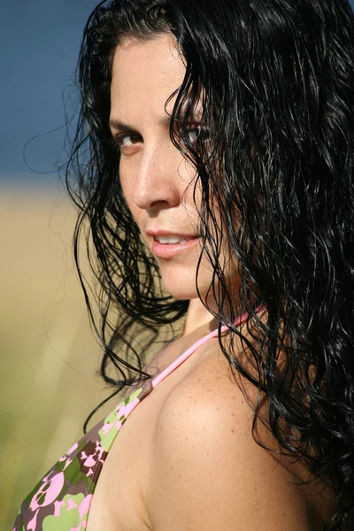 Chica en la playa en cadena Bikini Mirando al espectador Imagen De Stock