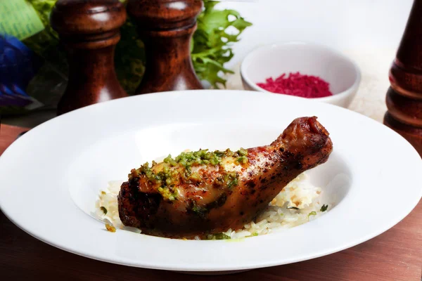 Pollo con especias en un plato blanco — Foto de Stock