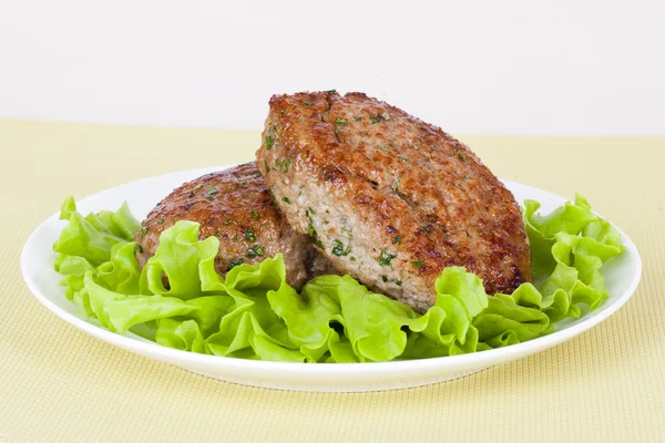 Chuleta de carne en un plato — Foto de Stock