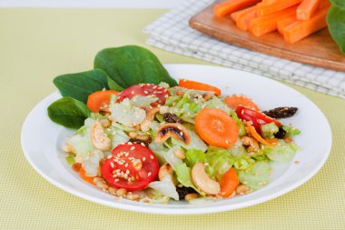 havuç salatası buzdağı ve kavrulmuş fındık