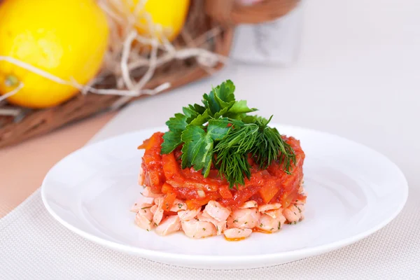 Salade met rode vis en gemarineerde wortelen — Stockfoto