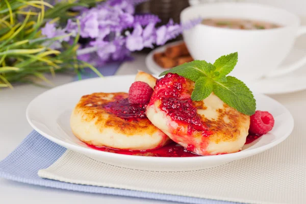 Cheese pancake with raspberry jam and mint — Stock Photo, Image