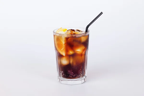 Cola koktajl z cytryną i lodem — Zdjęcie stockowe