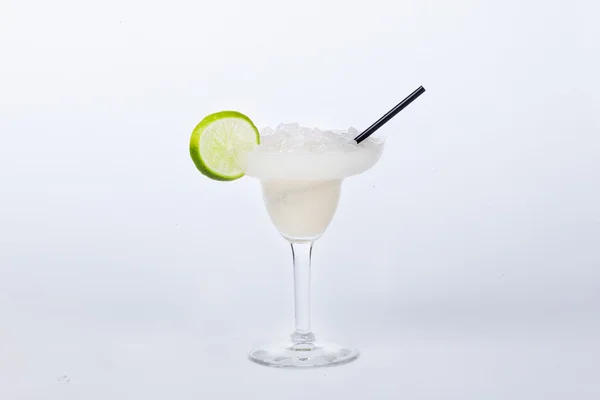 Witte cocktail met limoen en ijs kruimels — Stockfoto