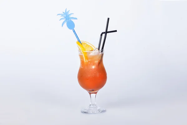 Тропический коктейль с апельсином — стоковое фото