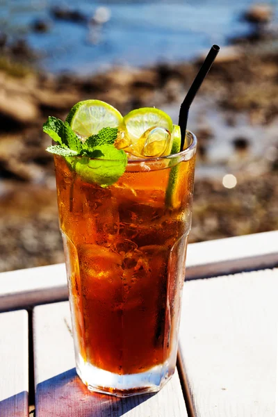 cola cóctel con limón y menta