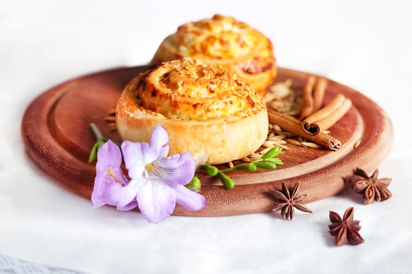 Brötchen mit Zimt an Bord — Stockfoto