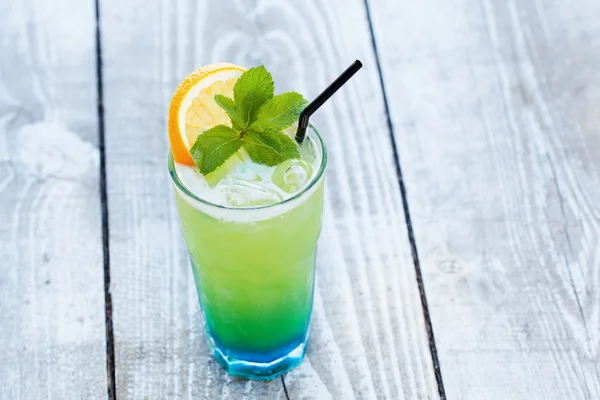 Blå grön cocktail med apelsin och mynta — Stockfoto