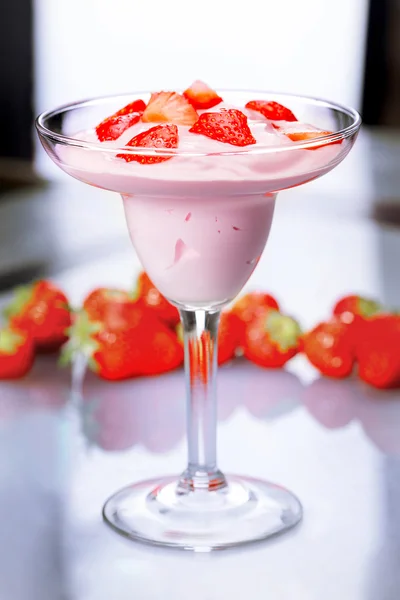Jogurt z truskawkami — Zdjęcie stockowe