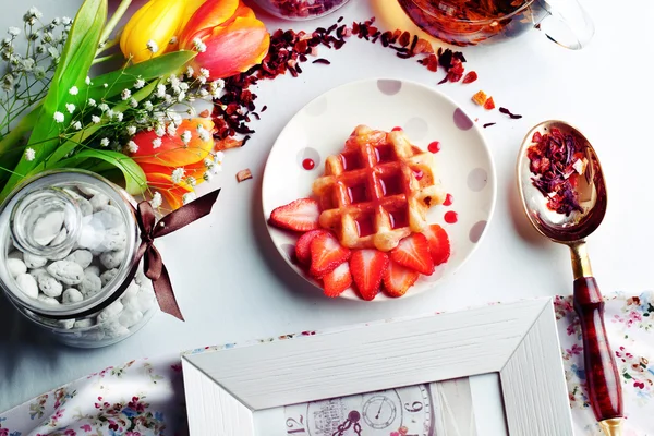 Viennese wafers with strawberry syrup — Stock Photo, Image