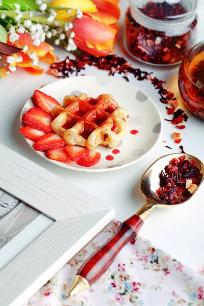 维也纳人酥饼与草莓糖浆 — 图库照片