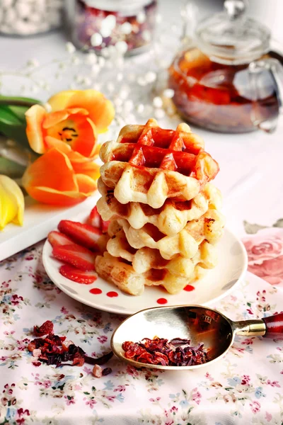 Viennese wafers with strawberry syrup — Stock Photo, Image