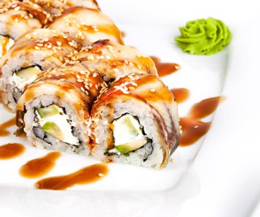 yılan balığı ile bir plaka üzerinde rulo