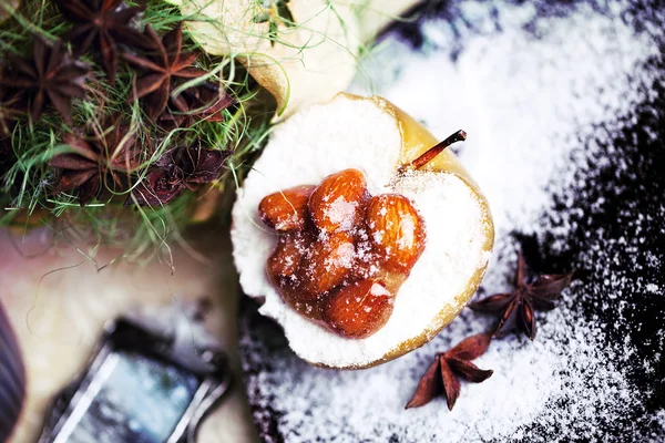 Apples with almonds and caramel — Stock Photo, Image