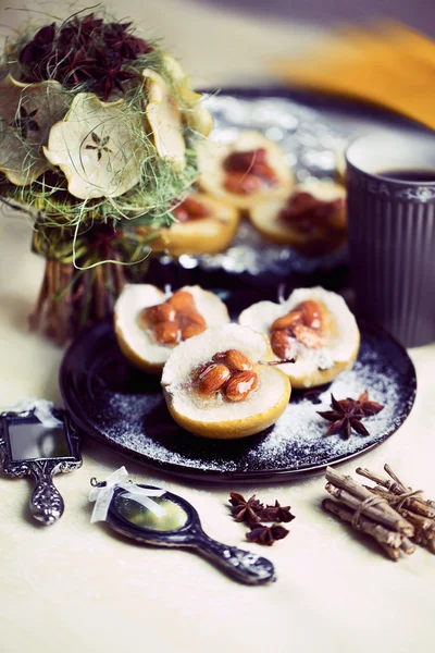 Apples with almonds and caramel — Stock Photo, Image