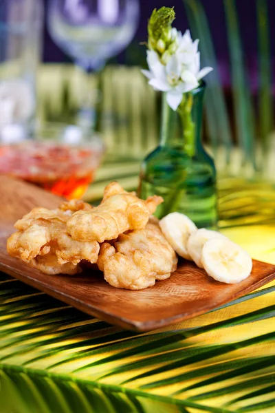 Bananes tempura sur une assiette en bois — Photo