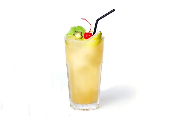 Tropisk cocktail med kiwi och körsbär — Stockfoto