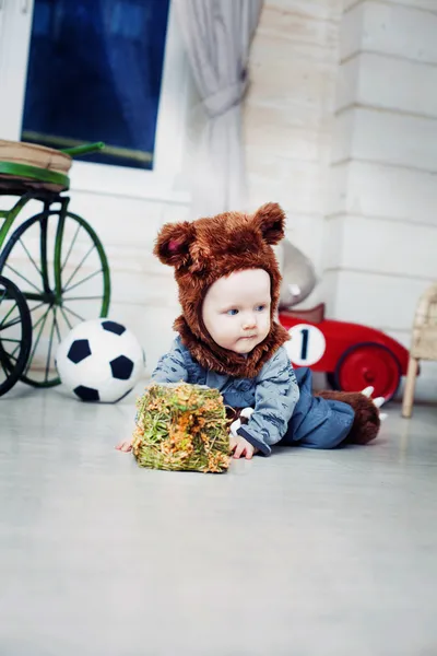 Menino vestido como um urso — Fotografia de Stock