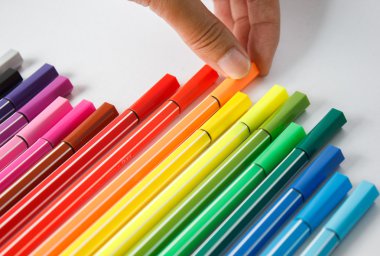 Beyaz arka plan üzerinde renkli kalem